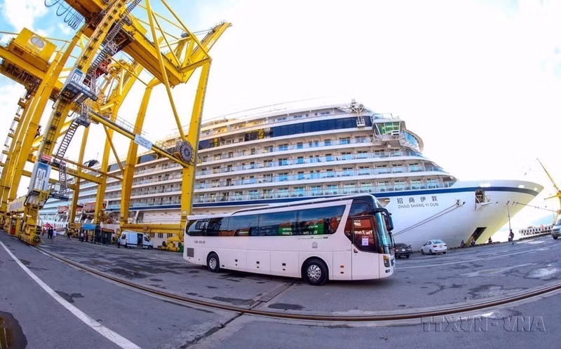 El crucero Zhao Shang Yi Dun, de China, trae a más de 700 turistas al puerto de Tien Sa, en la ciudad vietnamita de Da Nang, en diciembre de 2023.