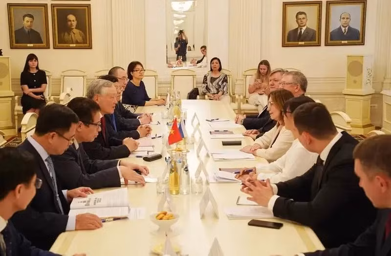 El presidente del Tribunal Popular Supremo de Vietnam, Nguyen Hoa Binh, y su homóloga rusa, Irina Podnosova. (Fotografía: VNA)