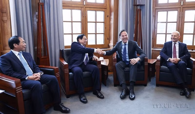 El primer ministro neerlandés, Mark Rutte, preside la ceremonia de bienvenida al primer ministro de Vietnam, Pham Minh Chinh, en la mañana del 12 de diciembre de 2022.