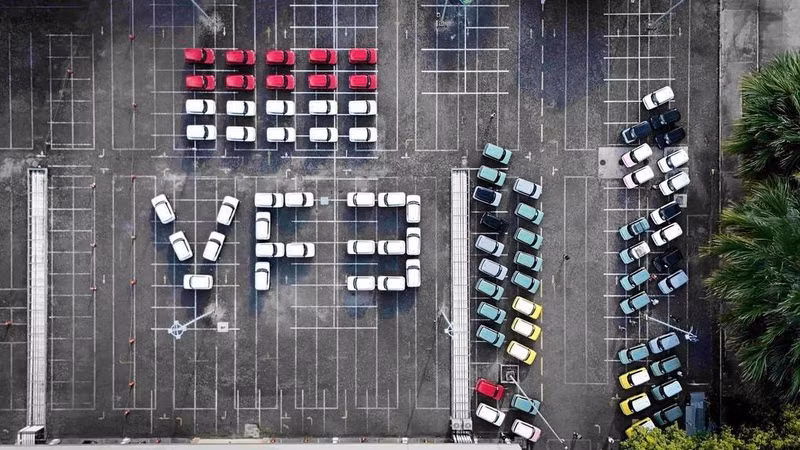 El fabricante vietnamita de vehículos eléctricos VinFast entrega 400 unidades del modelo VF 3 a concesionarios y clientes de Indonesia. (Fotografía: VinFast)