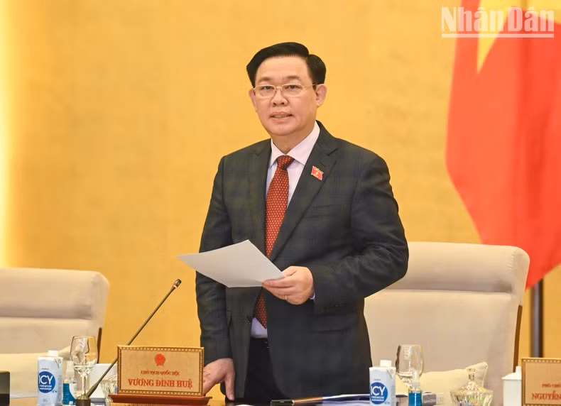 El titular del Legislativo nacional, Vuong Dinh Hue, da palabras inaugurales de la reunión.