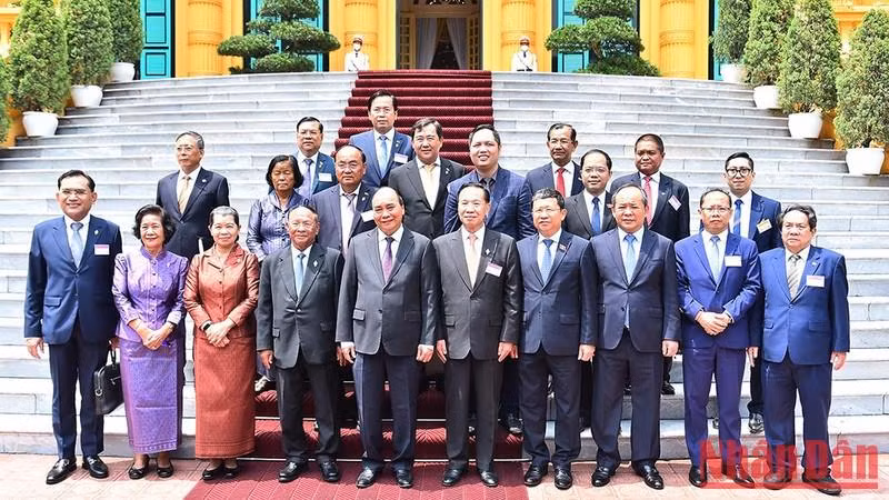 El presidente de Vietnam, Nguyen Xuan Phuc, y el dirigente de la Asamblea Nacional de Camboya, Samdech Heng Samrin, posan junto con los delegados. (Fotografía: Nhan Dan)