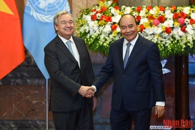 El presidente de Vietnam, Nguyen Xuan Phuc, da la bienvenida al secretario general de la ONU, Antonio Guterres. (Fotografía: Nhan Dan)