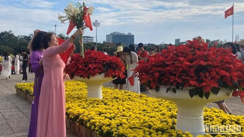 Visitantes a la plaza de Ba Dinh, en Hanói. (Fotografía: Nhan Dan)