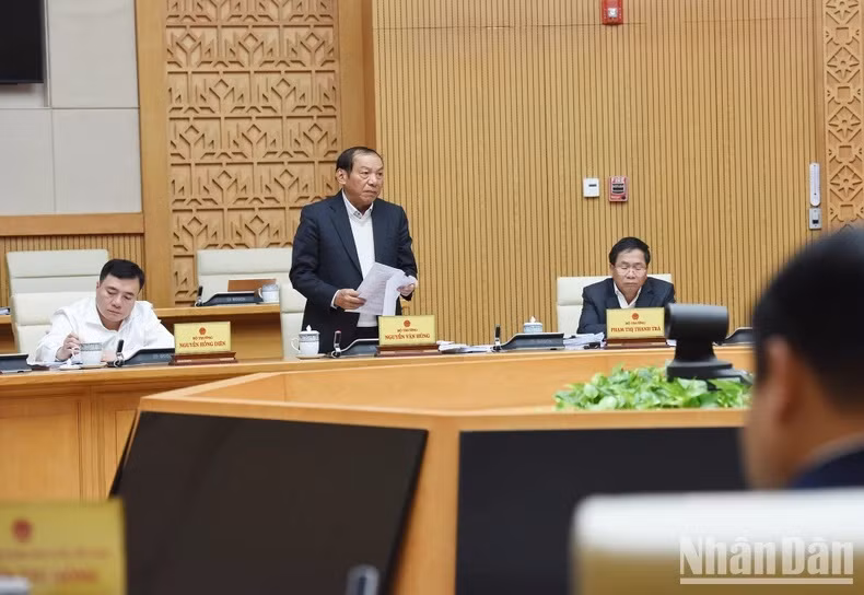 El ministro de Cultura, Deportes y Turismo, Nguyen Van Hung. El ministro de Cultura, Deportes y Turismo, Nguyen Van Hung.