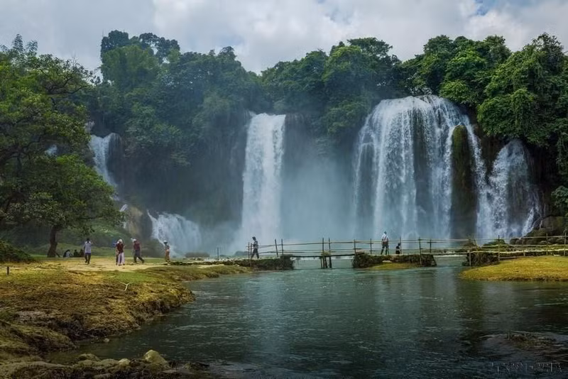 La especial cascada actúa como frontera natural entre Vietnam y China.