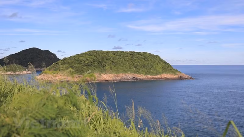 Hermoso paisaje del mar, junto con las islas de diferentes tamaños.