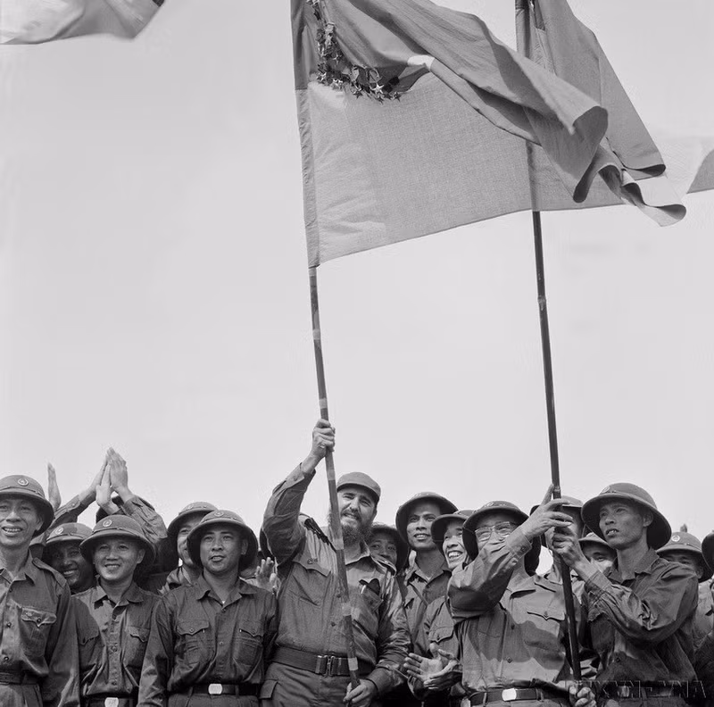 El Comandante en Jefe, Fidel Castro, levantando la bandera de la Legión Khe Sanh, del Frente Nacional para la Liberación de Vietnam del Sur, en la colina 241, en Tan Lam, Quang Tri, el 15 de septiembre de 1973.