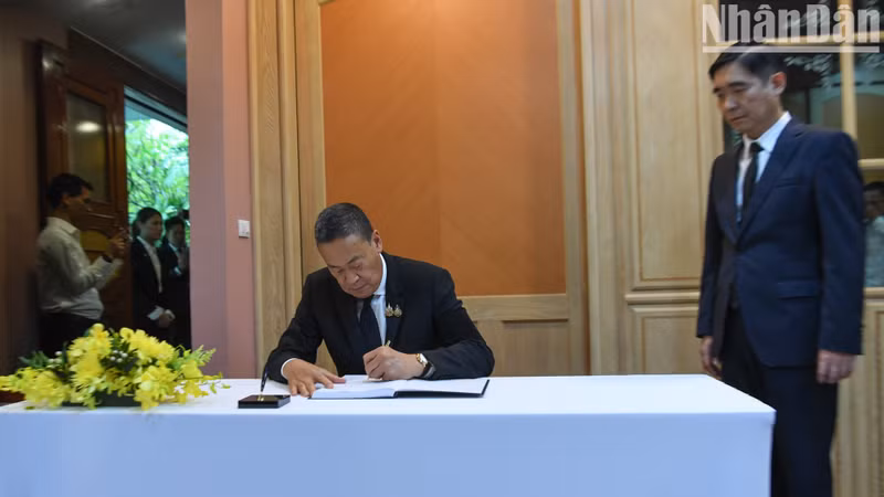 El jefe de Gobierno escribe en el libro de condolencias.