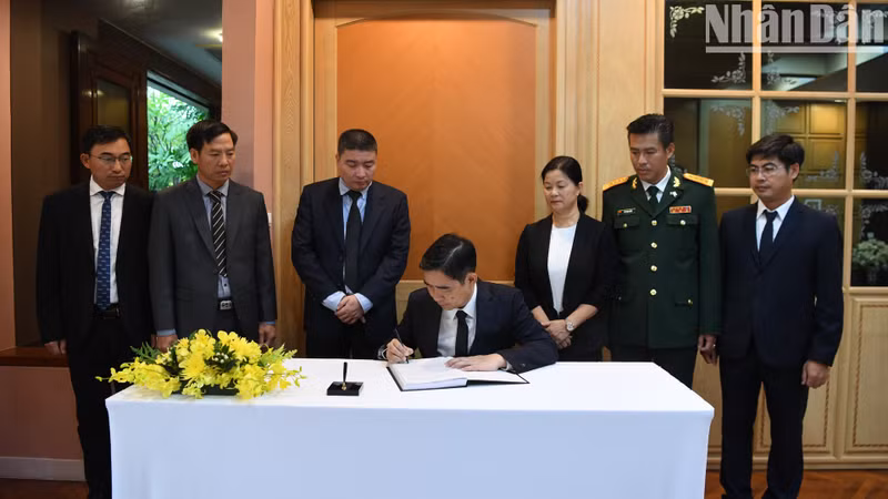El embajador de Vietnam en Tailandia, Pham Viet Hung, escribe en el libro de condolencias.