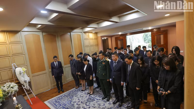 El personal de la Embajada vietnamita y otras oficinas de representación nacional en Tailandia en el acto de tributo.