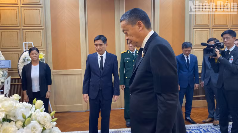 El primer ministro tailandés Srettha Thavisin rinde tributo al difunto dirigente vietnamita.