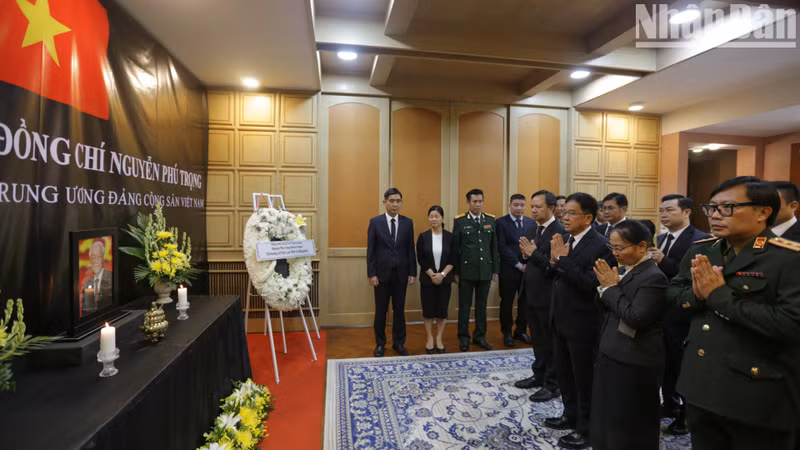 Una delegación de la Embajada de Laos en Tailandia asiste al acto.