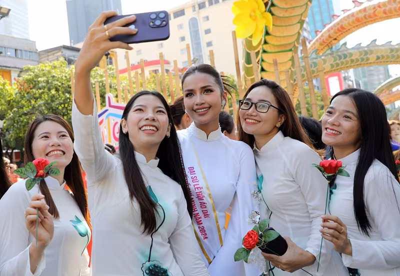 Jóvenes vietnamitas en el traje tradicional. (Fotografía: Revista Vietnam)