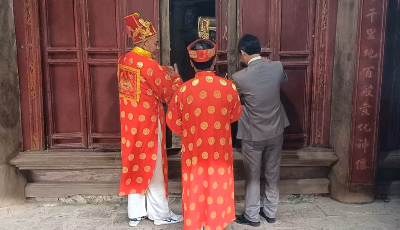 Rito de apertura de la puerta al templo dedicado al maestro zen Duong Khong Lo (1016-1094), fundador de la pagoda de Keo. Rito de apertura de la puerta al templo dedicado al maestro zen Duong Khong Lo (1016-1094), fundador de la pagoda de Keo.