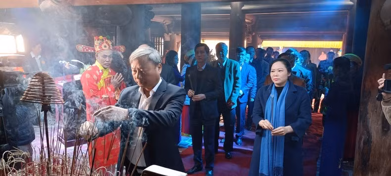 Ofreciendo inciensos al muy venerable monje budista. Ofreciendo inciensos al muy venerable monje budista.