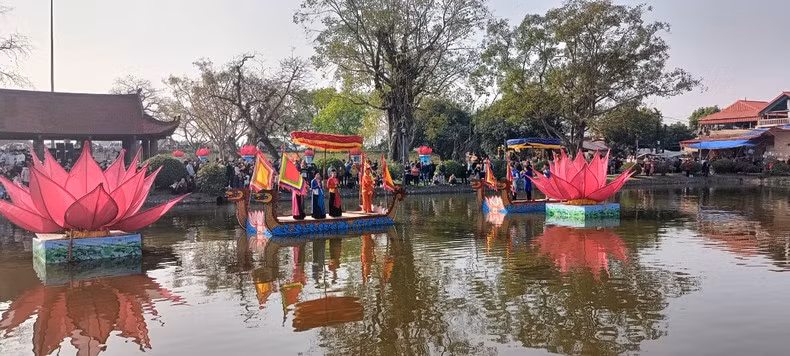 El canto dual sobre el amor interpretado en el escenario sobre agua, o “thuy dinh” en vietnamita, es una imprescindible actuación en el festejo. El canto dual sobre el amor interpretado en el escenario sobre agua, o “thuy dinh” en vietnamita, es una imprescindible actuación en el festejo.