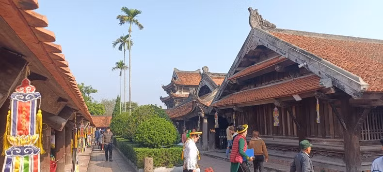 La pagoda de Keo cuenta con 18 obras, compuestas de 133 naves construidas de madera. La pagoda de Keo cuenta con 18 obras, compuestas de 133 naves construidas de madera.