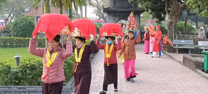 Procesión de ofrendas en el evento. Además de esta versión primaveral, programada para el 4 de enero lunar, la pagoda celebra otra en otoño, los días 13, 14 y 15 de septiembre lunar. Procesión de ofrendas en el evento. Además de esta versión primaveral, programada para el 4 de enero lunar, la pagoda celebra otra en otoño, los días 13, 14 y 15 de septiembre lunar.