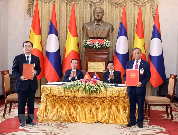 También atestiguaron la rúbrica de un memorando de entendimiento sobre cooperación en tecnología e innovación entre el Ministerio de Ciencia y Tecnología de Vietnam y el de Tecnología y Comunicación de Laos. También atestiguaron la rúbrica de un memorando de entendimiento sobre cooperación en tecnología e innovación entre el Ministerio de Ciencia y Tecnología de Vietnam y el de Tecnología y Comunicación de Laos.