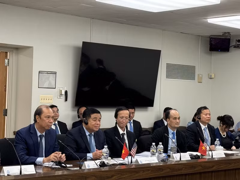 El ministro de Planificación e Inversión de Vietnam, Nguyen Chi Dung (al frente, segundo desde la izquierda) y otros miembros de la delegación vietnamita en el diálogo. (Fotografía: VNA)