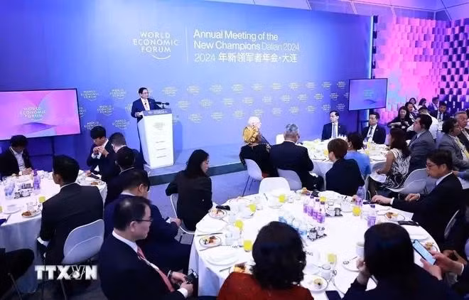 El primer ministro de Vietnam, Pham Minh Chinh, dialoga con líderes de corporaciones del FEM en Dalian. (Fotografía: VNA)