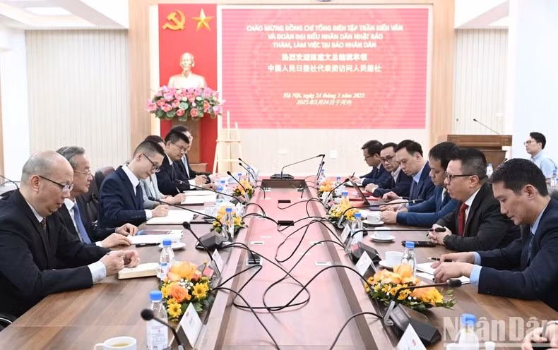 Panorama de una sesión de trabajo entre Nhan Dan y el Diario del Pueblo efectuada en marzo de 2025 en la sede del rotativo vietnamita, en Hanói. (Fotografía: Nhan Dan)