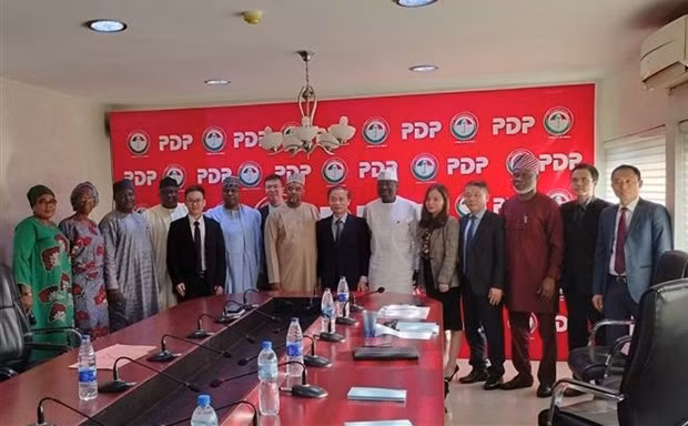 La delegación del Partido Comunista de Vietnam y el presidente del Partido Democrático Popular de Nigeria, Samuel Anyanwu. (Fotografía: VNA)