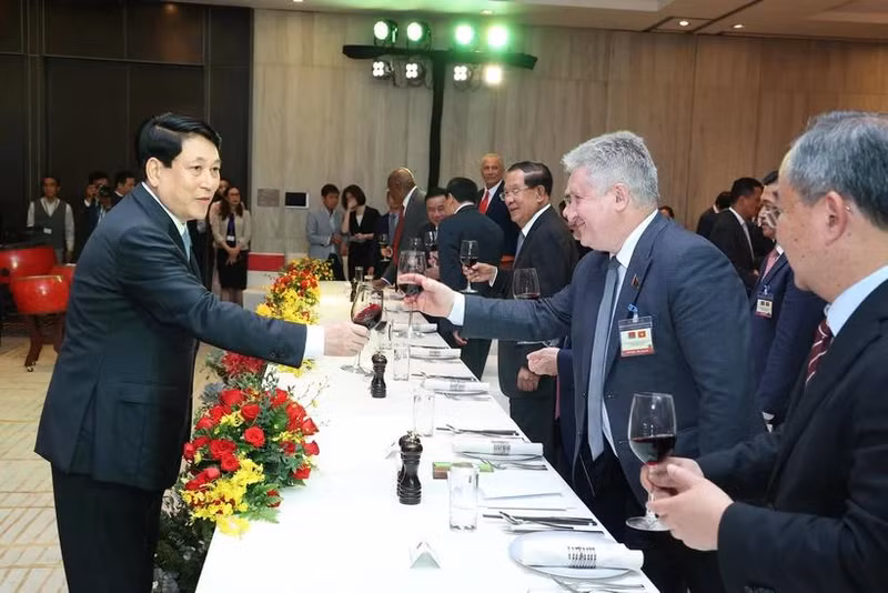 El presidente de Vietnam, Luong Cuong, encabeza la recepción a los jefes de delegaciones de países y partidos políticos que llegaron a Vietnam para asistir al 50 aniversario de la Liberación del Sur y la Reunificación nacional. (Fotografía: VNA)