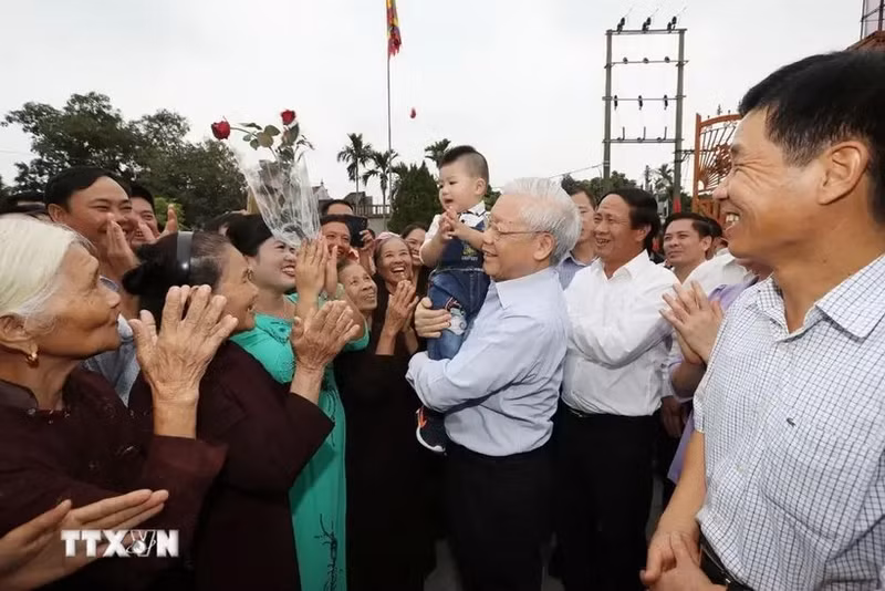 El secretario general del Partido Comunista de Vietnam, Nguyen Phu Trong, y pobladores de la comuna de Vinh Quang, del distrito de Vinh Bao, de la ciudad de Hai Phong. (Fotografía: VNA)