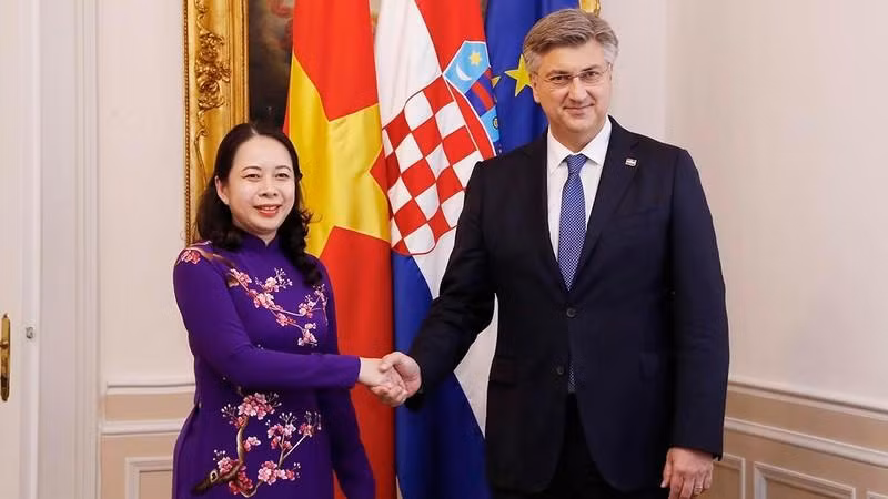 El primer ministro de Croacia, Andrej Pleenković, recibe a la vicepresidenta de Vietnam, Vo Thi Anh Xuan. (Fotografía: VNA)