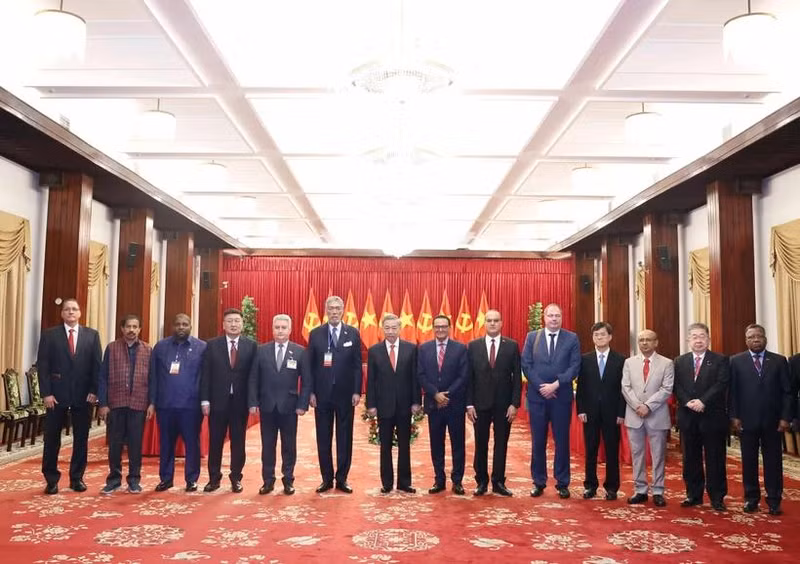 El secretario general del Partido Comunista de Vietnam, To Lam, y los jefes de delegaciones de partidos políticos se toman una foto de recuerdo. (Fotografía: VNA)