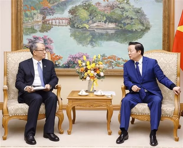 El vice primer ministro de Vietnam Tran Hong Ha recibe al director general de Power China, Wang Bin. (Fotografía: VNA)