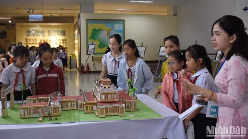 Los alumnos votan su obra favorita en el concurso del festival sobre modelos inspirados en la arquitectura municipal.