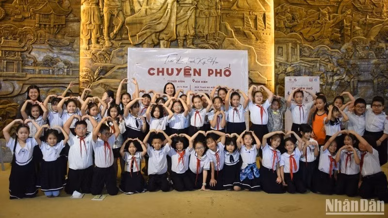 Una maestra de primaria local y sus alumnos visitan el festival.