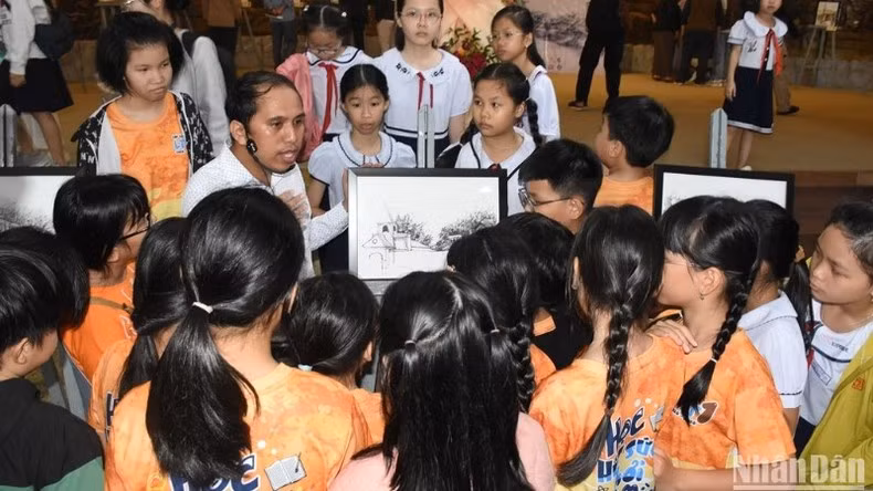 El programa atrae a un gran número de estudiantes interesados en conocer los valores culturales de Da Nang. (Fotografía: Nhan Dan)