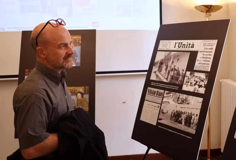 Un invitado disfruta de la exposición fotográfica "Solidaridad del pueblo italiano hacia Vietnam". (Fotografía: VNA)