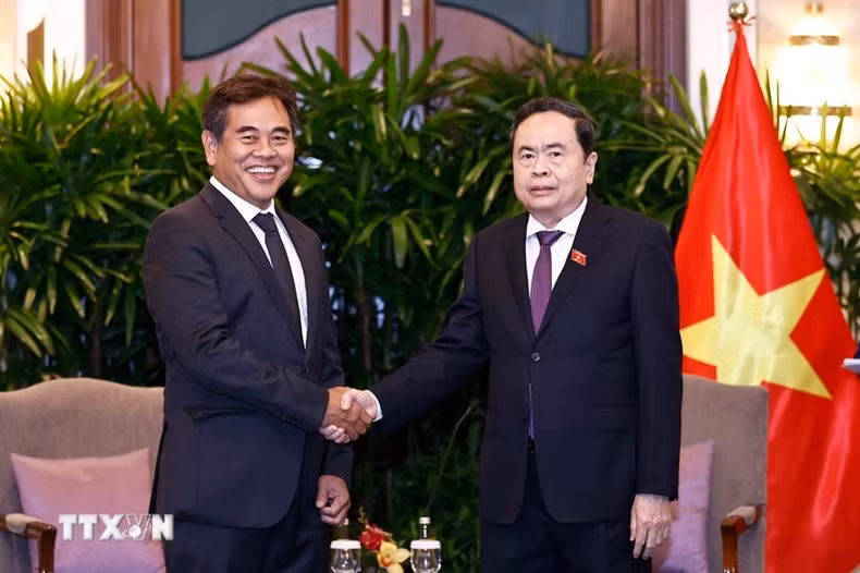 El titular de la Asamblea Nacional de Vietnam, Tran Thanh Man, recibe a Lee Chong Min, presidente del Fondo de Inversión CMIA Capital Partners.