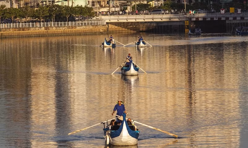 Emocionante viaje en bote para explorar el canal de Nhieu Loc, que serpentea en el corazón de la ciudad.