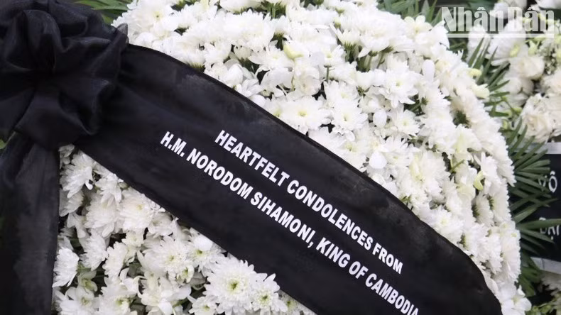 El rey de Camboya, Norodom Sihamoni, envía una ofrenda floral al servicio fúnebre.