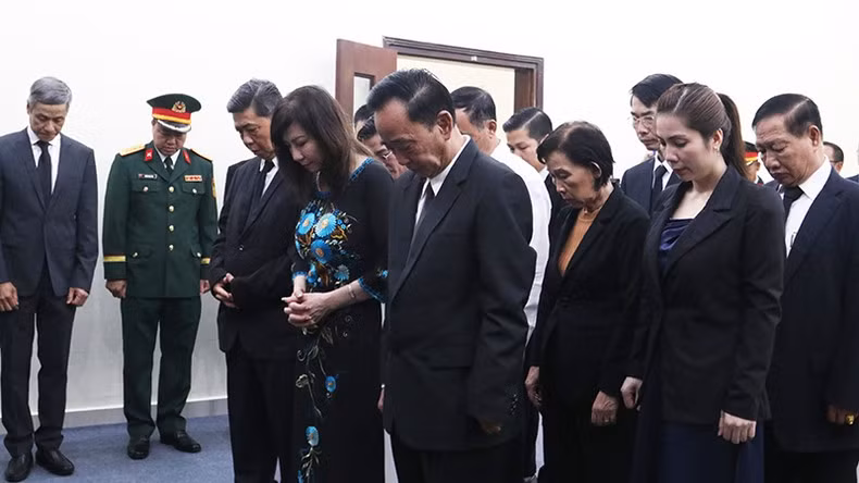 El Comité Ejecutivo de la Asociación Jemer-Vietnam en Camboya y compatriotas vietnamitas rinden homenaje al extinto dirigente.