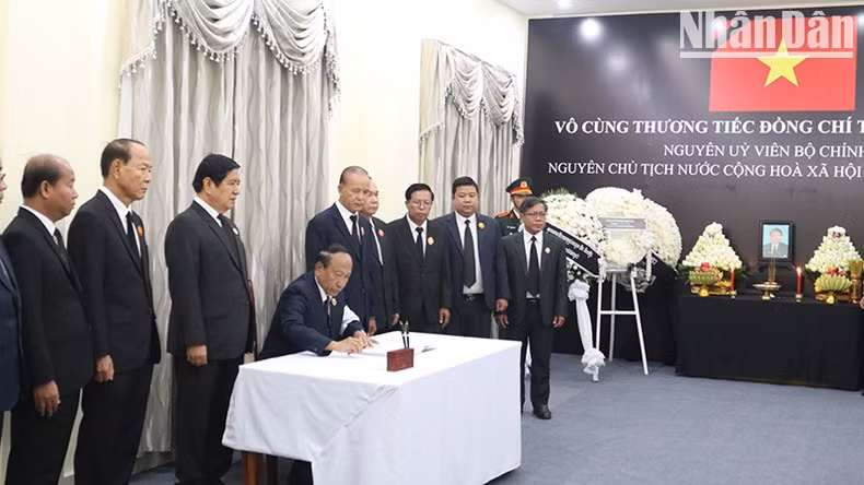 Ek Sam Ol, jefe de la Comisión de Inspección del Comité Central del Partido Popular de Camboya, firma el libro de condolencias.