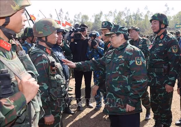El primer ministro de Vietnam, Pham Minh Chinh, con soldados del cuerpo del ejército número 12. (Fotografía: VNA)