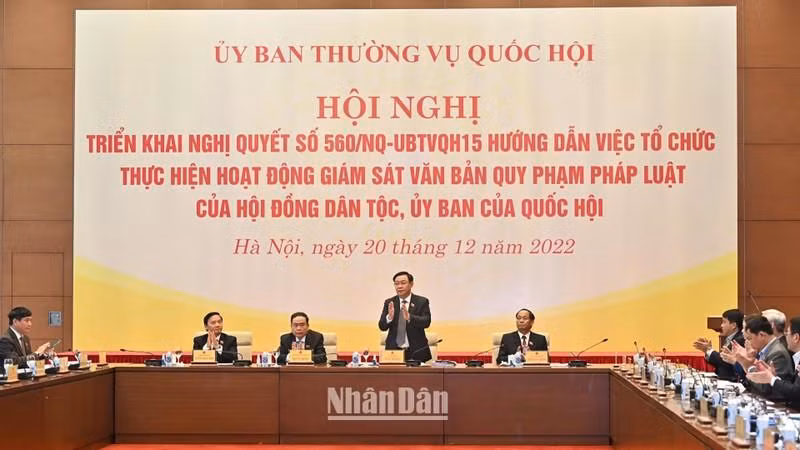 Dinh Hue y los vicepresidentes de la ANV dirigen la reunión.