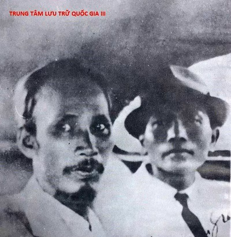 El Presidente Ho Chi Minh y el compañero Vo Nguyen Giap en un coche el Día de la Independencia, 2 de septiembre de 1945. Fotografía: Vo An Ninh (Propiedad de Allision Thomas - Recolectada por el Centro Nacional de Archivos III)