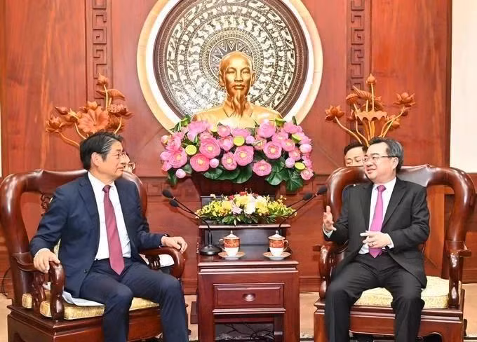 El subsecretario del Comité del Partido Comunista de Vietnam en Ciudad Ho Chi Minh, Nguyen Thanh Nghi, recibe al embajador japonés en Vietnam, Ito Naoki. (Fotografía: sggp.org.vn)