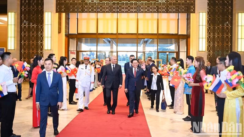 Reciben al diputado ruso empleados de la Oficina Parlamentaria de Vietnam.