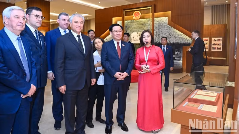 Los delegados visitan la sala memorial de la Asamblea Nacional de Vietnam.
