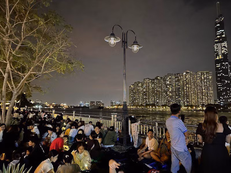 Tenderetes de café en el parque del muelle de Bach Dang y la nueva área urbana de Thu Thiem, en la ciudad municipal de Thu Duc), se convierten en miradores de los fuegos artificiales para muchos ciudadanos. (Fotografía: kinhtedothi.vn)