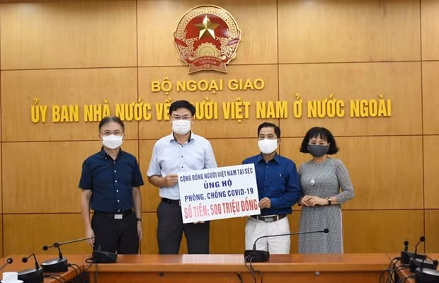 Una ceremonia de donación brindada por la comunidad vietnamita en la República Checa a la prevención y lucha anti-Covid-19 en el país natal. (Fotografía: VNA)